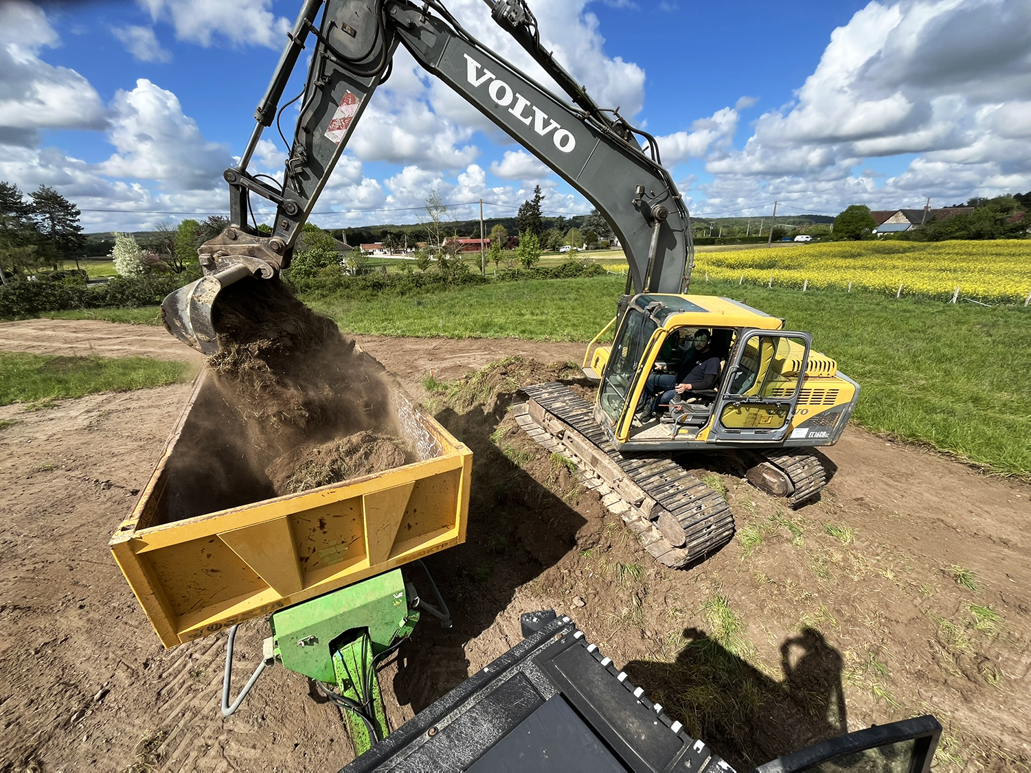 Chargement de la terre dans la benne sur le chantier