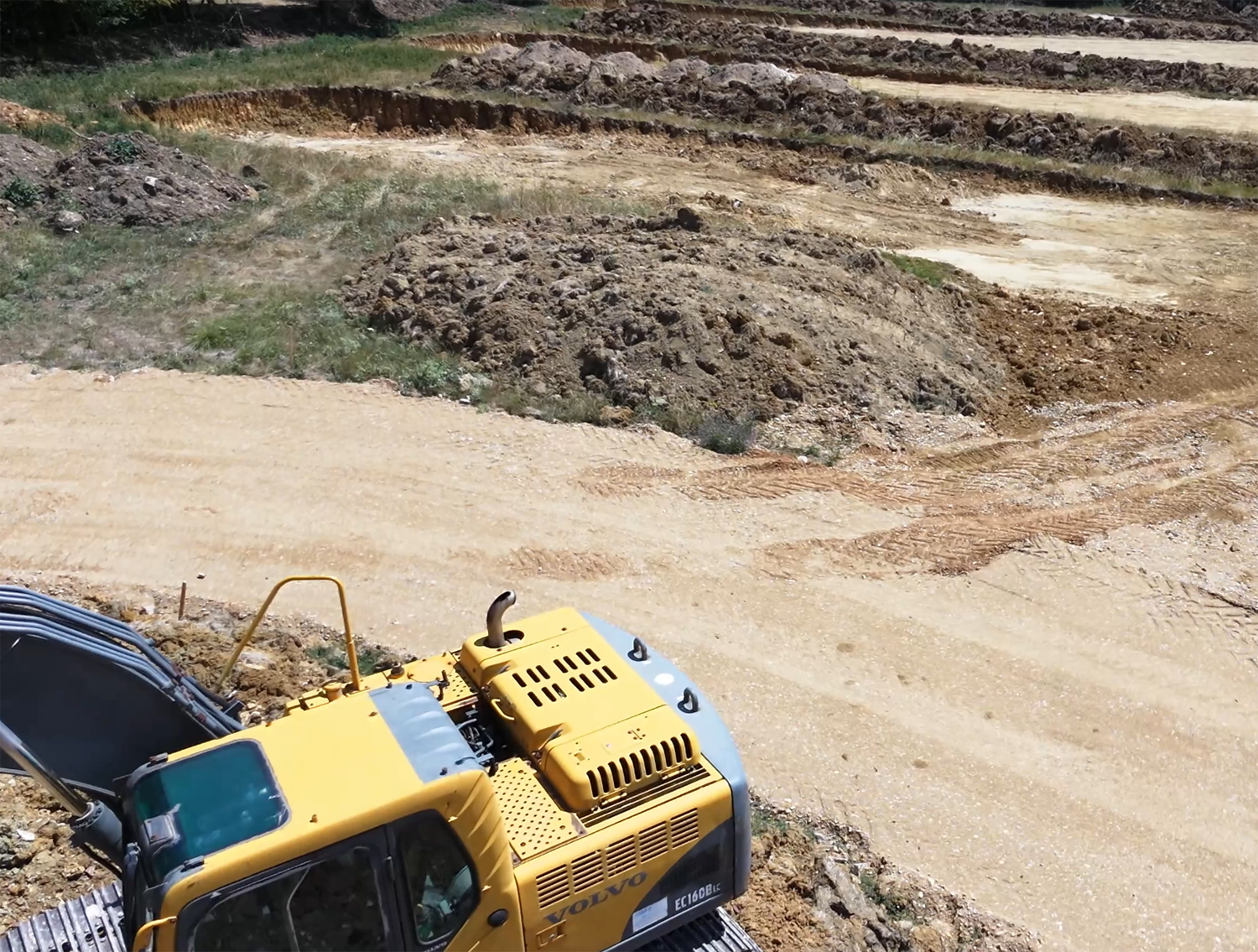 Pelleteuse à l'œuvre sur le chantier de la pépinière